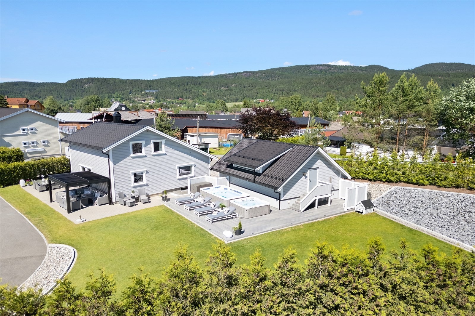 Eiendommen har også en dobbelgarasje med hems og et verksted/lagerrom. Galleribilde