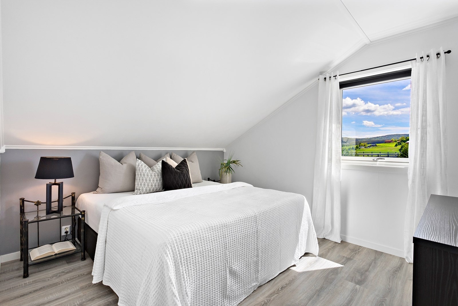 Boligen har totalt 3 soverom, alle i 2. etasje. Galleribilde