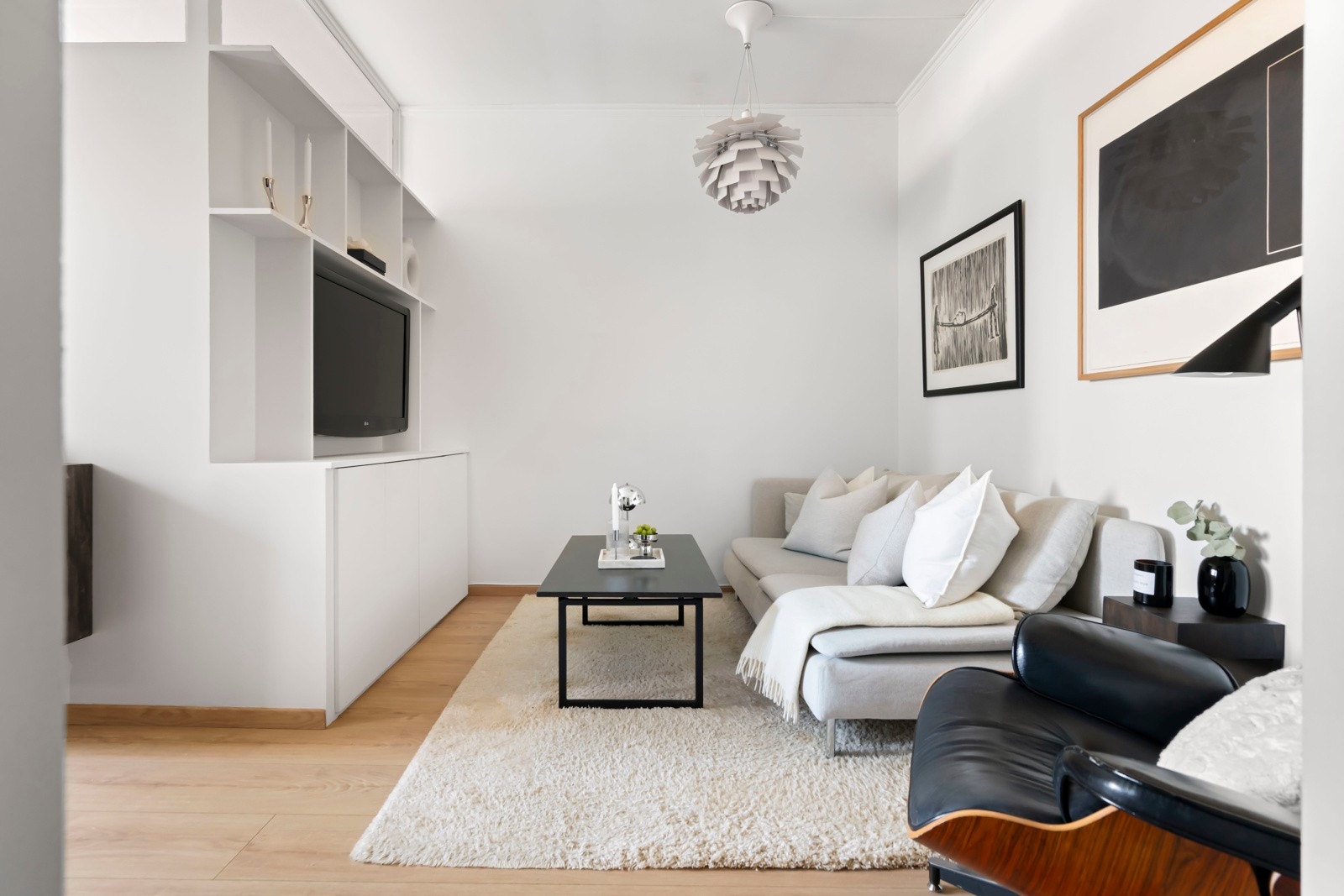 Stuen har plass til både sofa og spisebord, mens TV-en passer perfekt på alkove-veggen Galleribilde