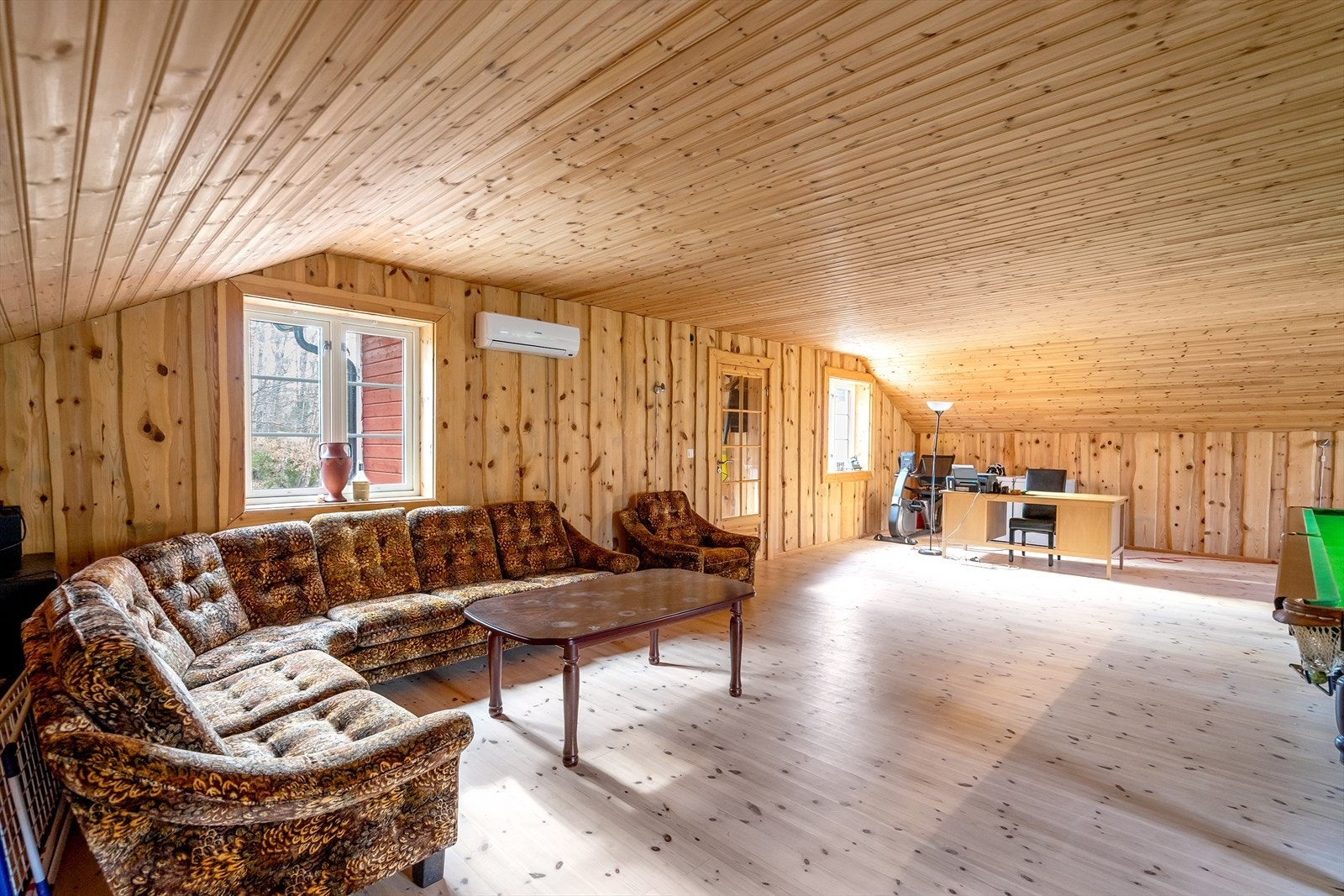 Loftetasjen er meget romslig med plass til stor sofa m.m. Galleribilde