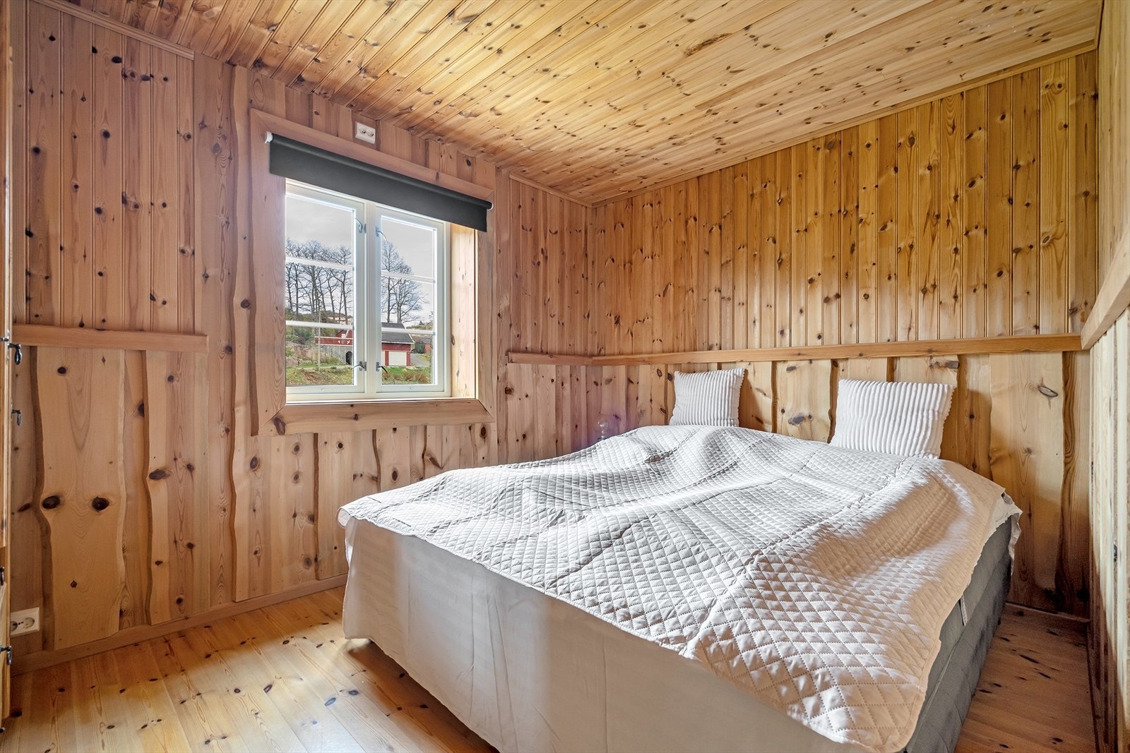 Soverom 1 med garderobeskap. Galleribilde