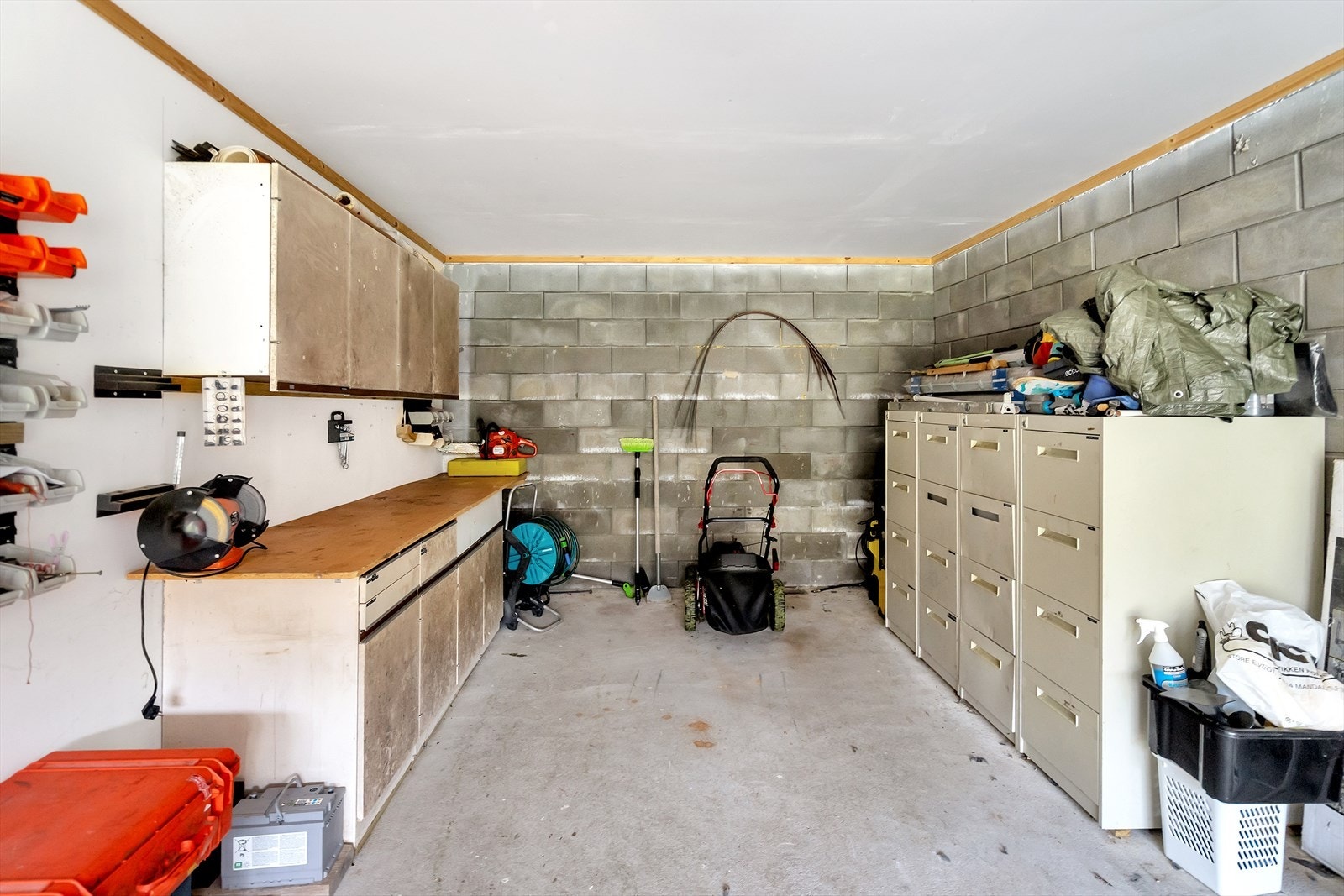 Garasjeplass 1 med innredning, med leddet port. Galleribilde