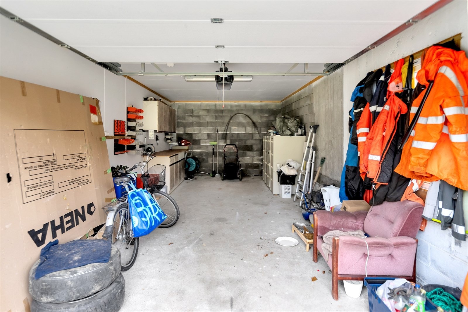 Garasjeplass, med leddet port. Galleribilde