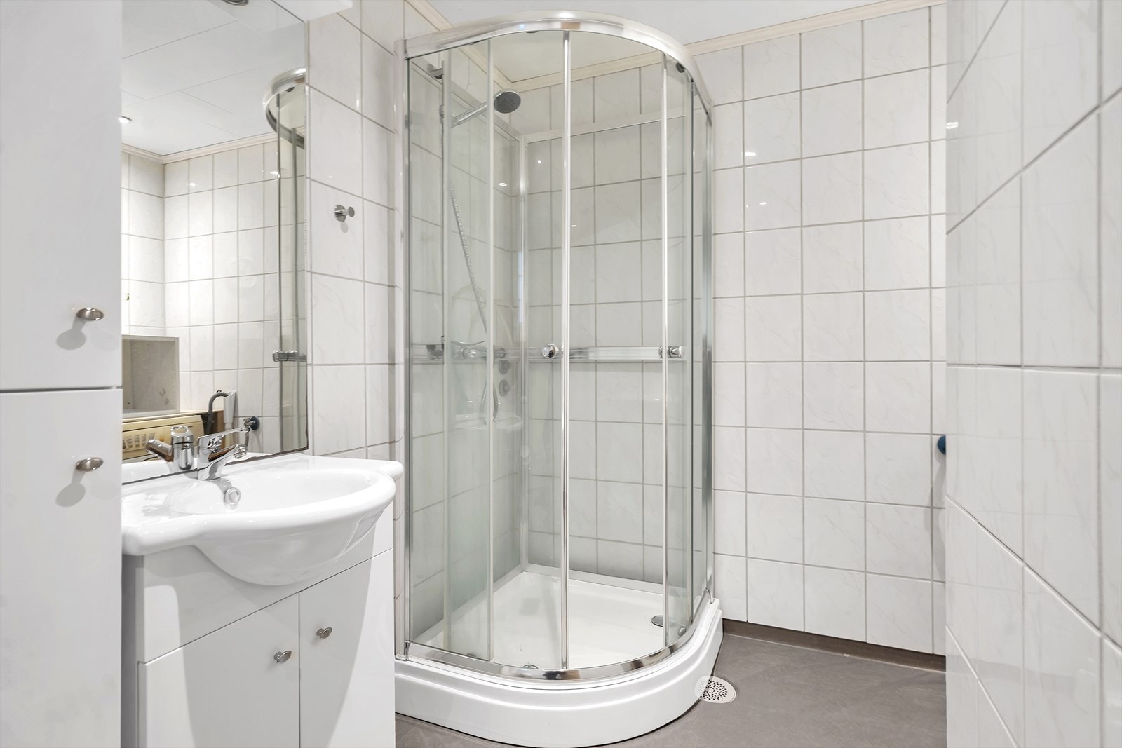 Bad i hovedetasjen med duskabinett. På høyre side er opplegg for vaskemaskin. Galleribilde