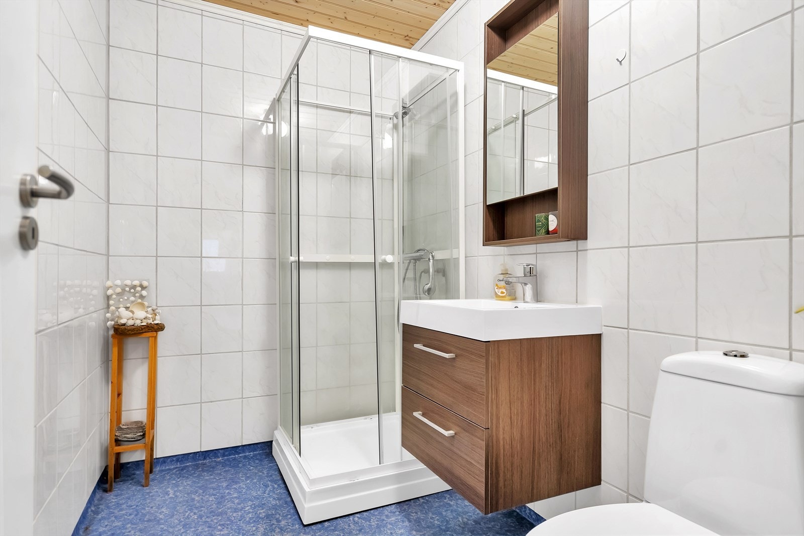 Bad i underetasjen inneholder duskabinett, servant og toalett. Galleribilde