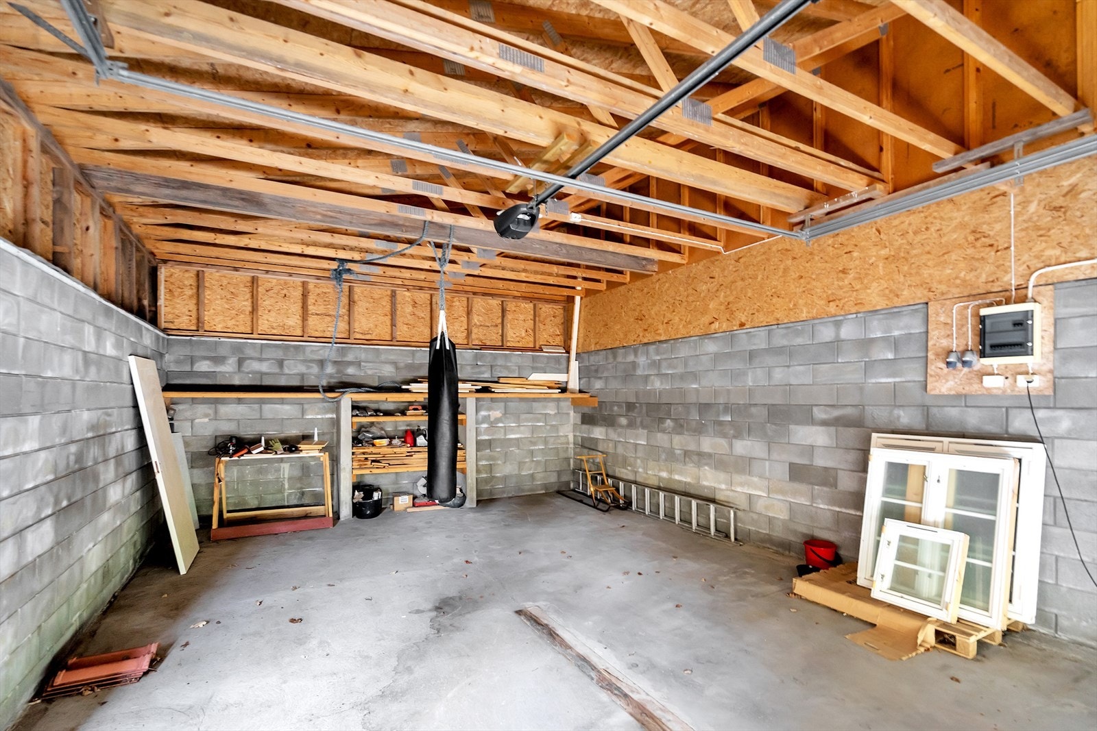 Dobbel garasje med god takhøyde. Porten er leddet, men trenger en justering for å kunne brukes. Galleribilde