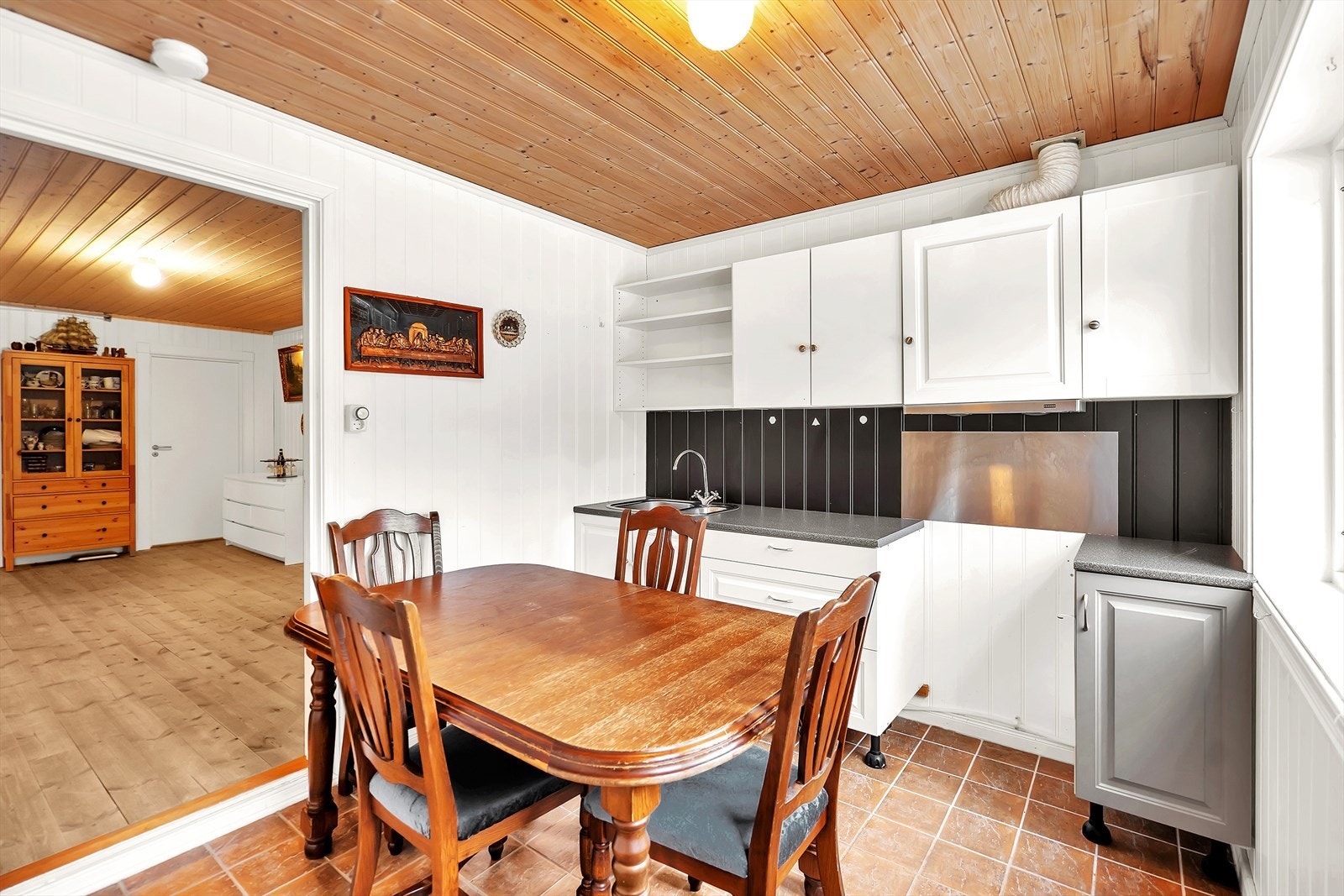 Kjøkken i underetasjen. Galleribilde