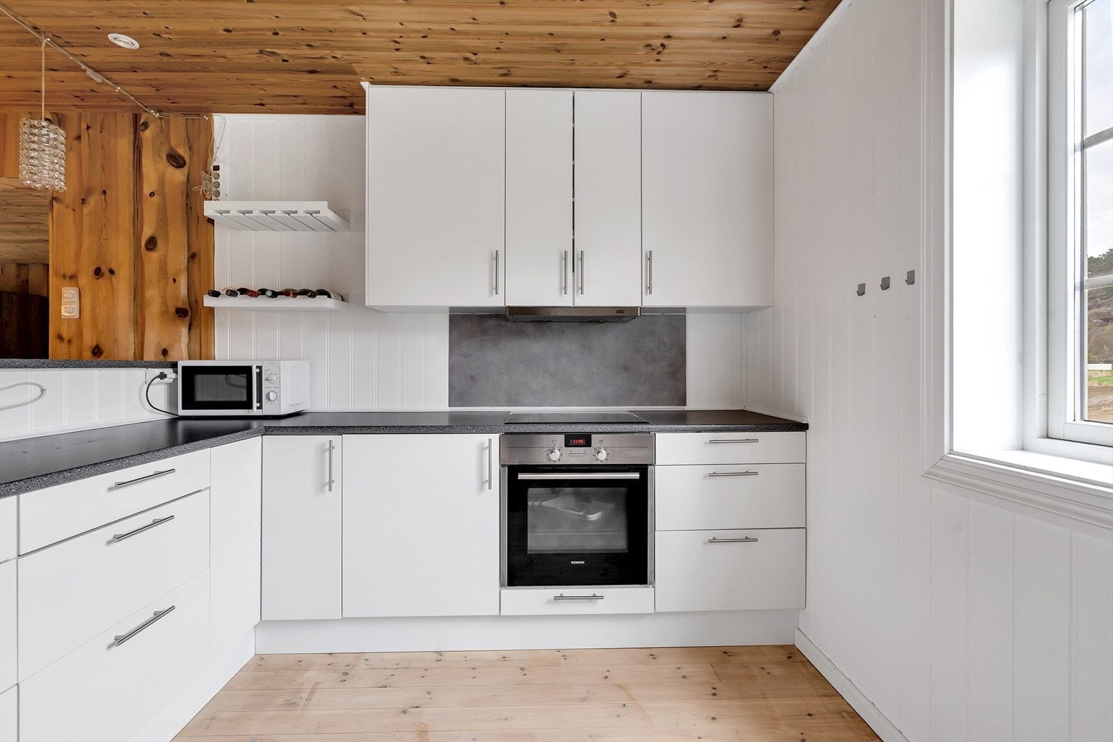 Lyst og pent kjøkken i hovedetasjen. Galleribilde