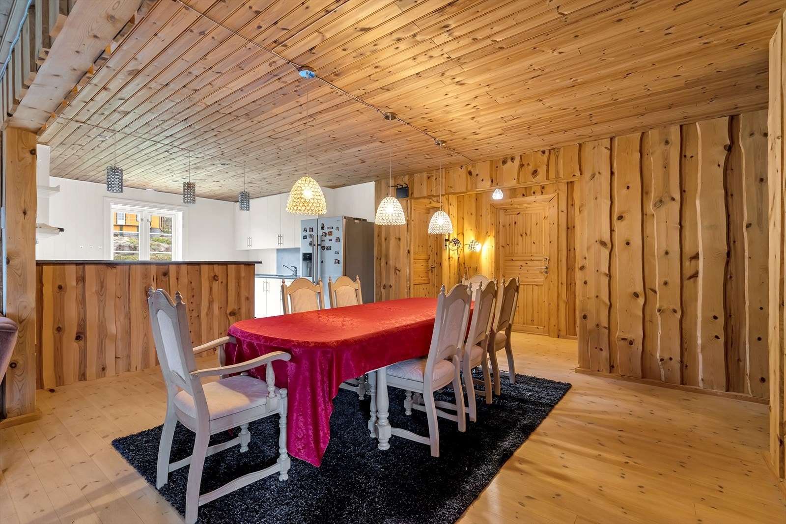 Fra kjøkkenet er det satt opp en spisestue, rikelig med plass. Galleribilde