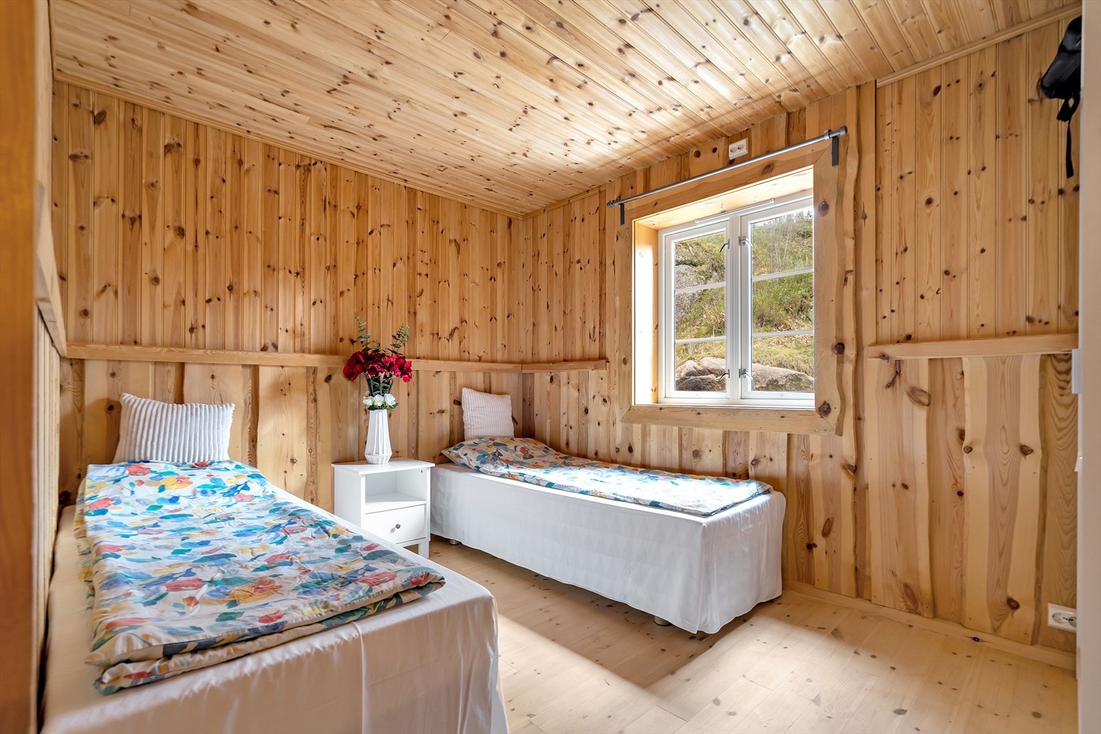 Soverom 2 med garderobeskap. Galleribilde