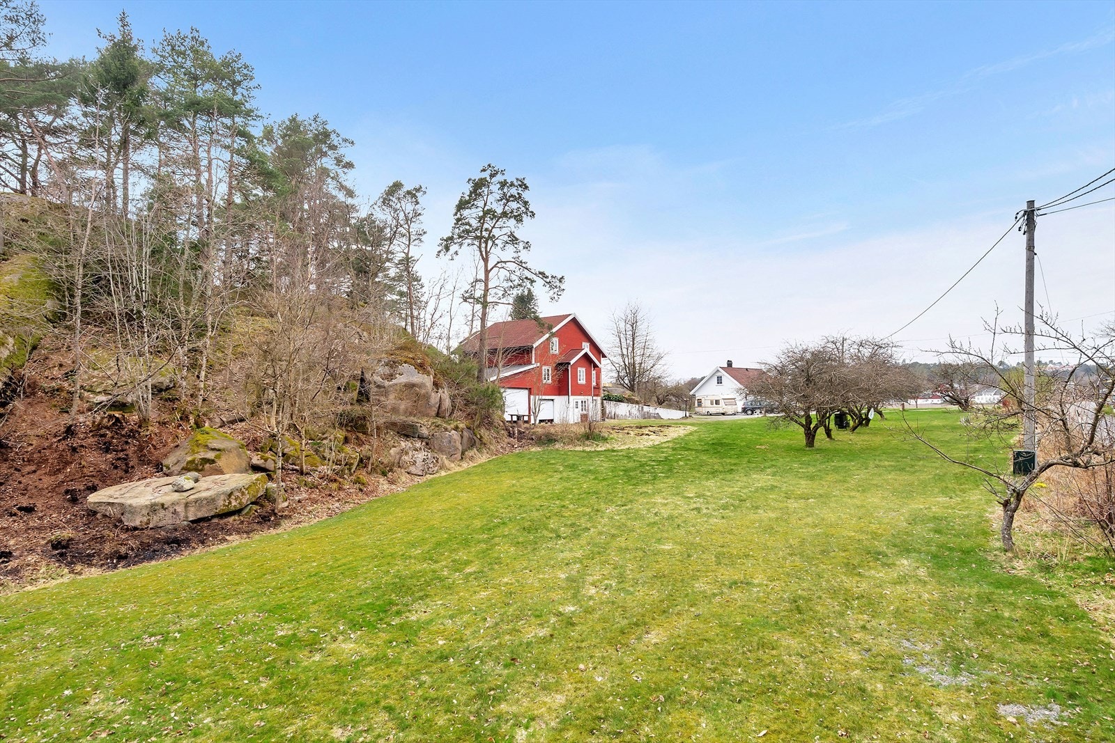 Fra eplehagen opp mot huset. Galleribilde