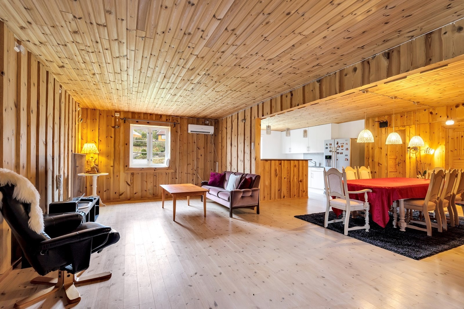 Det er villmarkspanel på alle vegger. God plass til både spise- og stueavdeling. Galleribilde