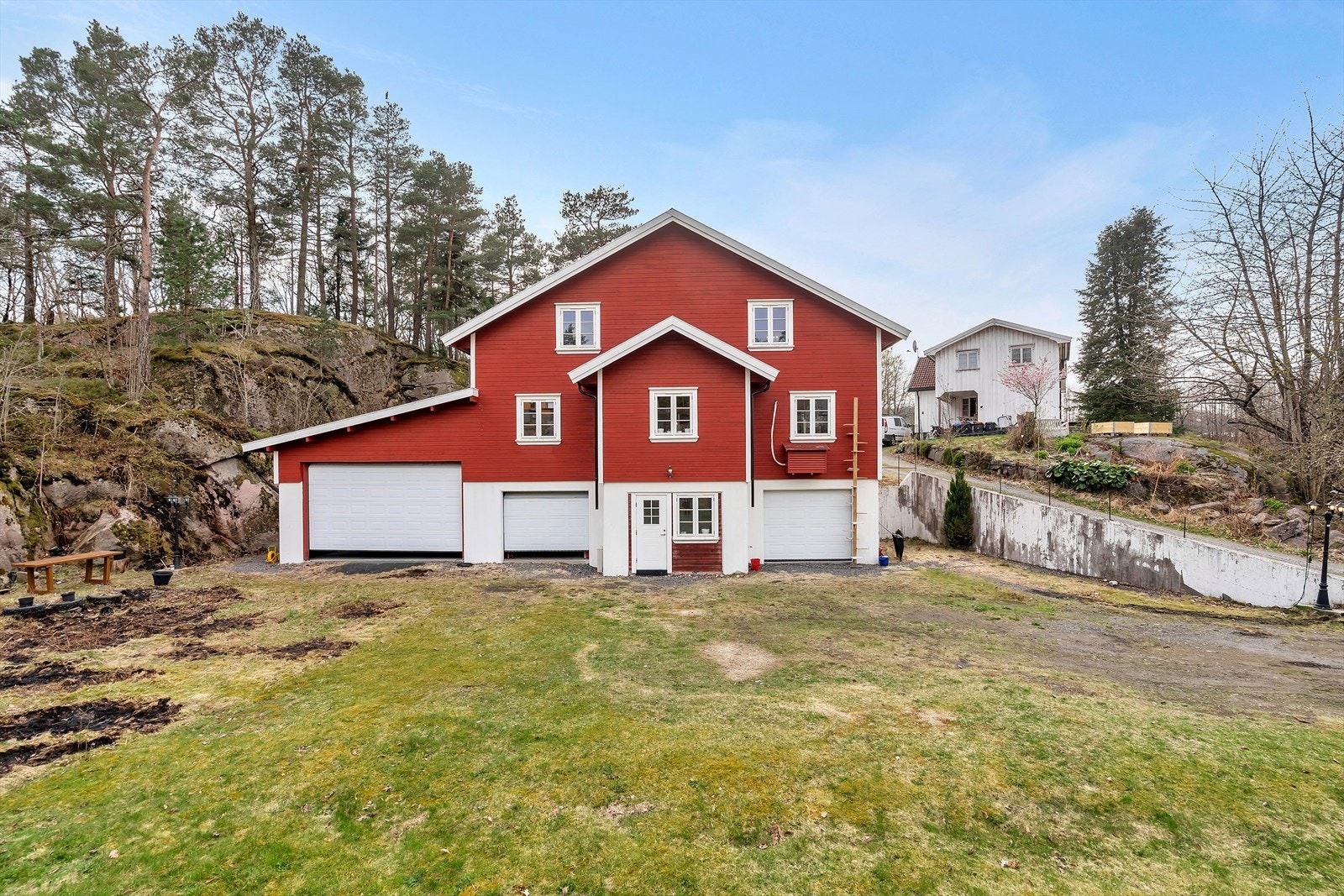 Stor eiendom med plen i forkant av boligen. Galleribilde