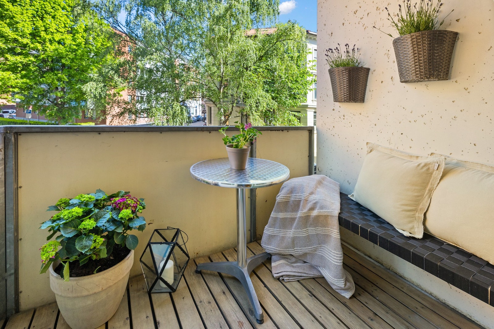Nordvestvendt balkong som oppleves som en forlengelse av stuen. Her kan du tilbringe varme sommerdager. Galleribilde