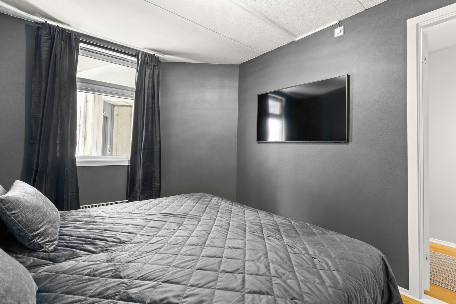 Du får god plass til å innrede med en dobbeltseng med tilhørende nattbord. Galleribilde