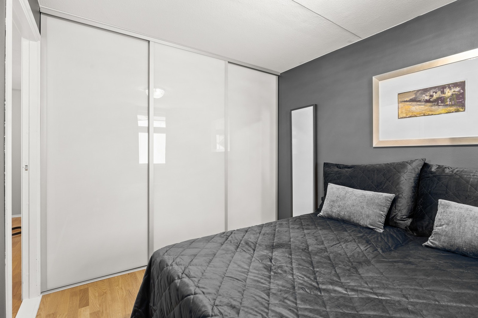 Her får du rikelig med oppbevaringsmuligheter i praktisk skyvedørsgarderobe med glassfronter. Galleribilde
