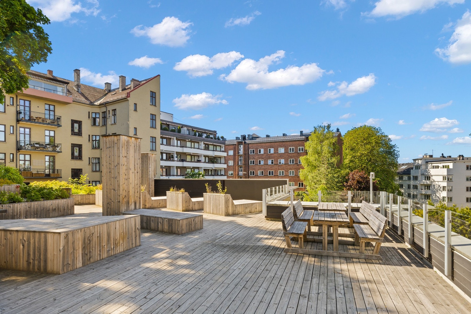 Disse er utstyrt med solsenger og sitteplasser. Galleribilde