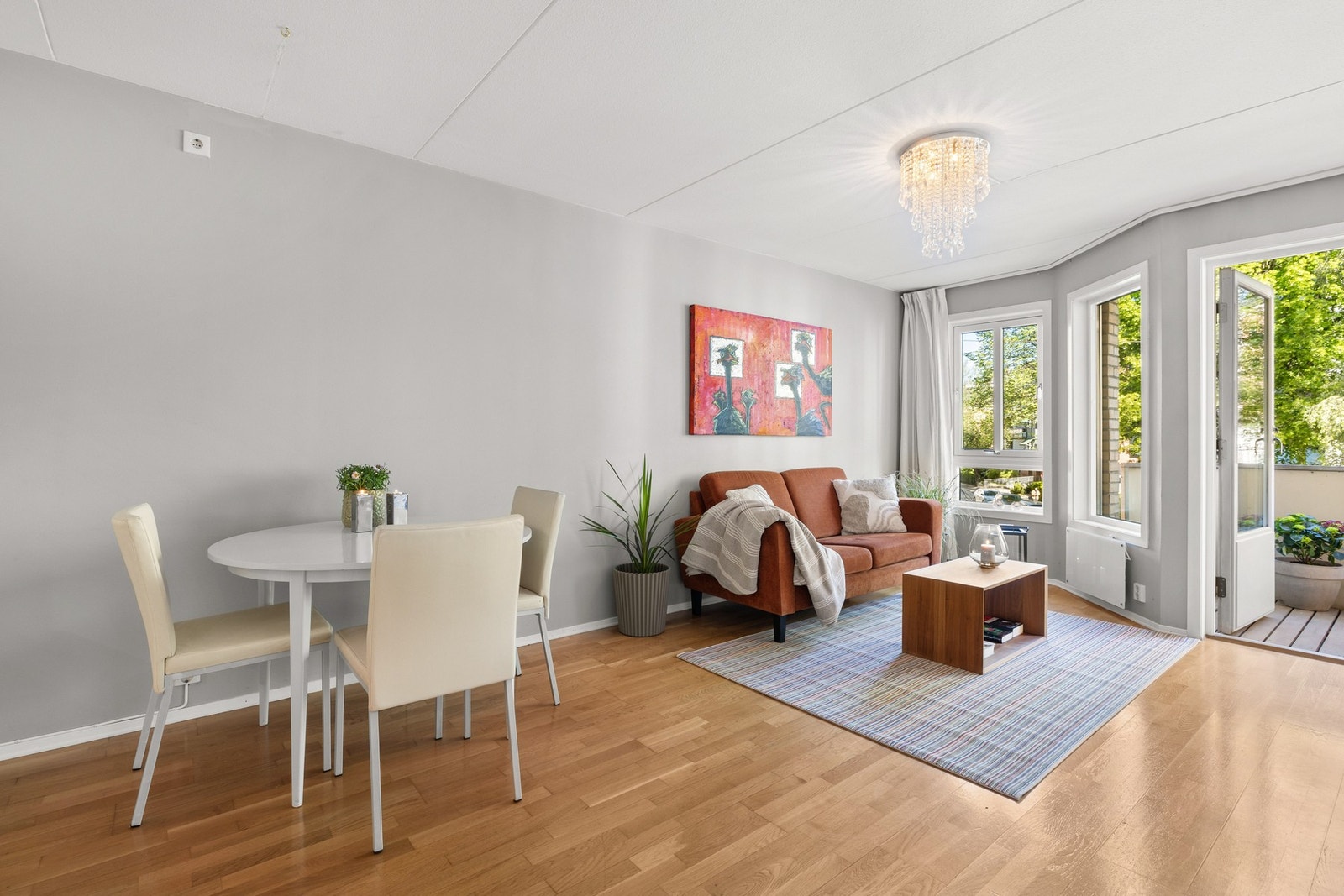 Du får god plass til å innrede med en sofagruppe med tilhørende bord, samt spisebord. Galleribilde