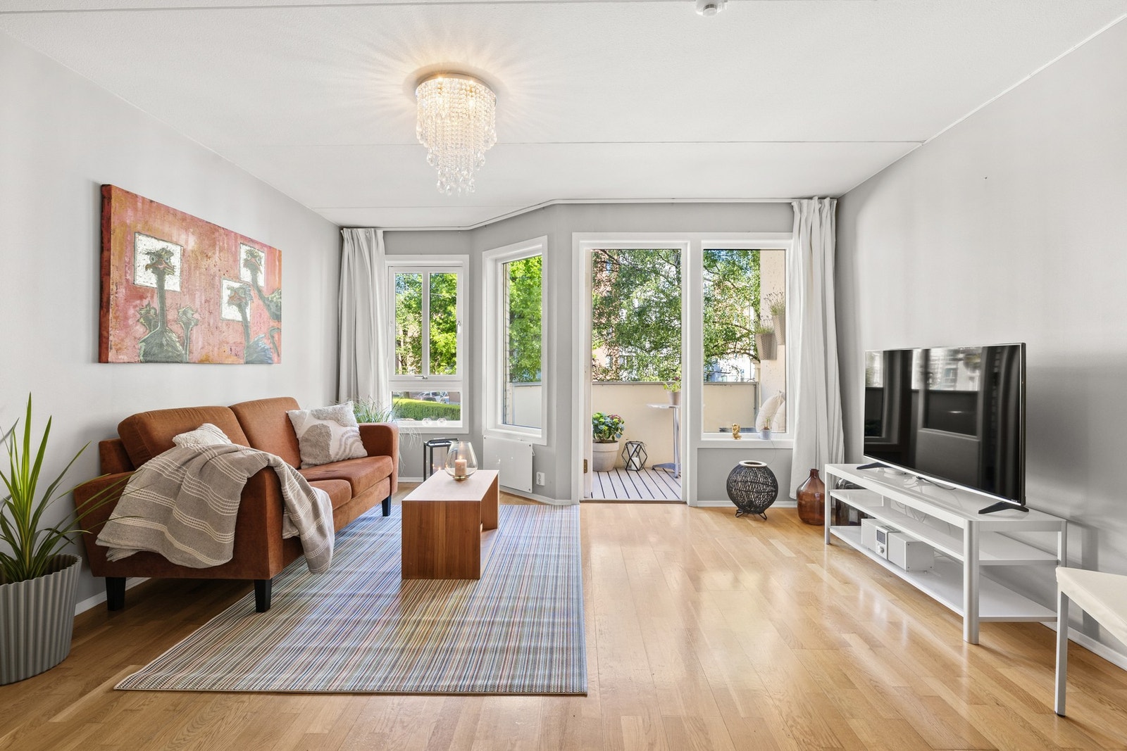 Innvendig fremstår leiligheten som lys, åpen og luftig med store vindusflater mot nordvest, og gode rom. Galleribilde