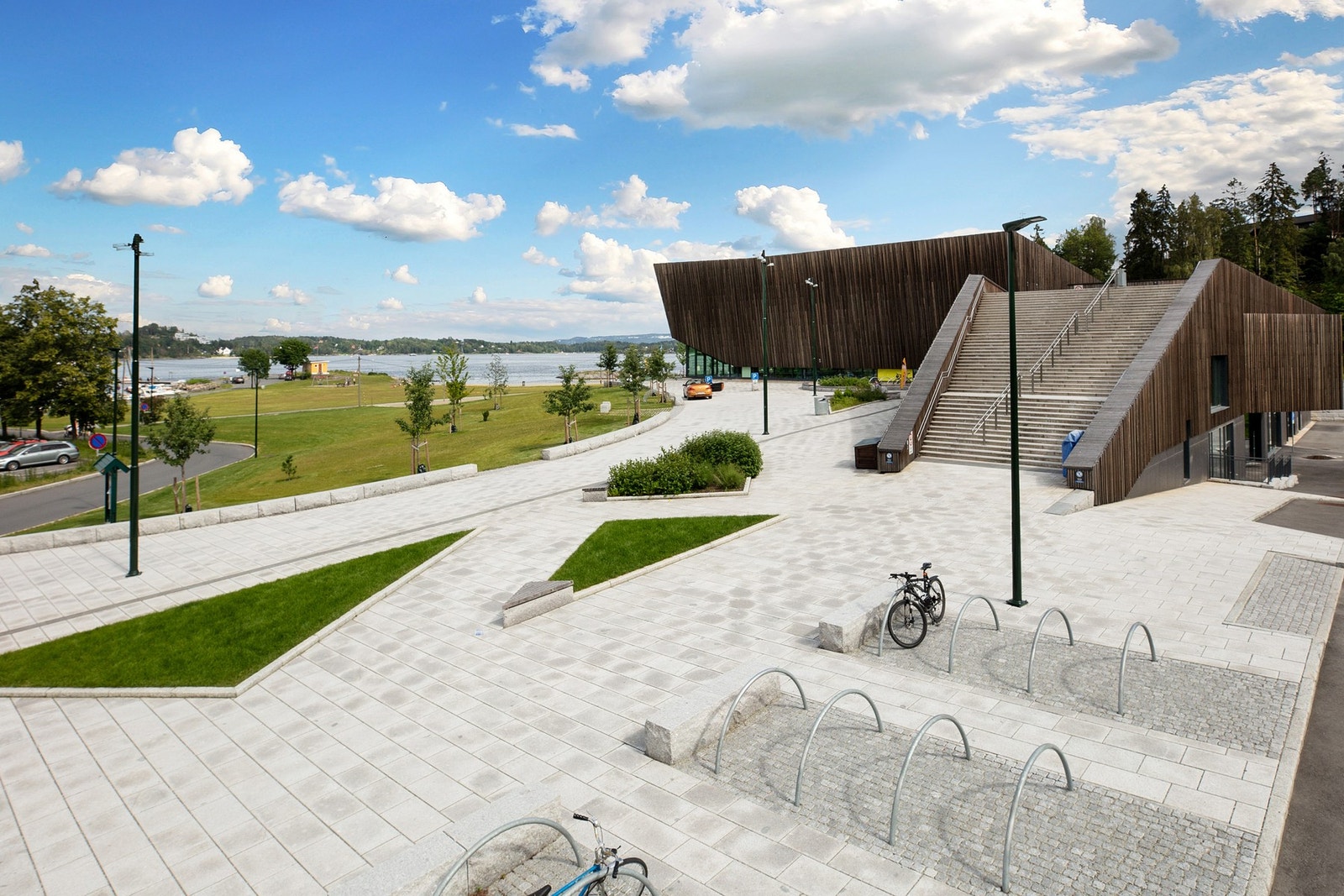 Området inkluderer også en moderne svømmehall og en rekke spesialanlegg for klatring, turn, tennis, skøyter og fotball Galleribilde
