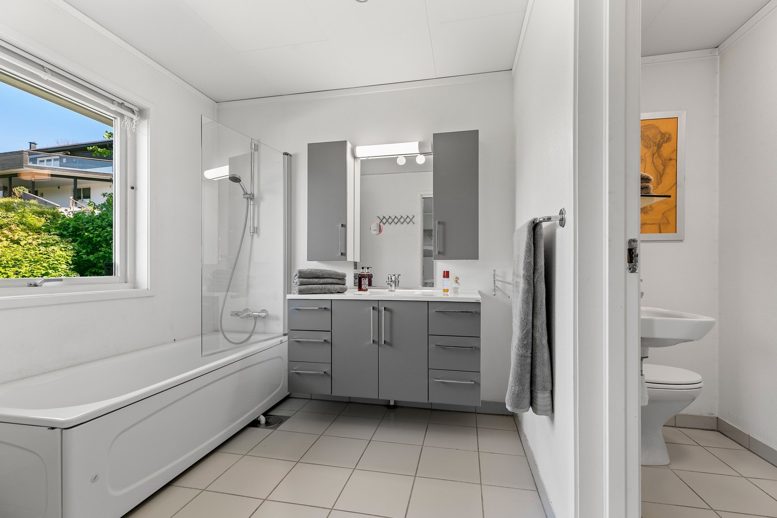 Med adkomst fra wc i 1. etasje ligger et bad fra byggeår, innredet med badekar og servant. Fliser m/varmekabler i gulv Galleribilde