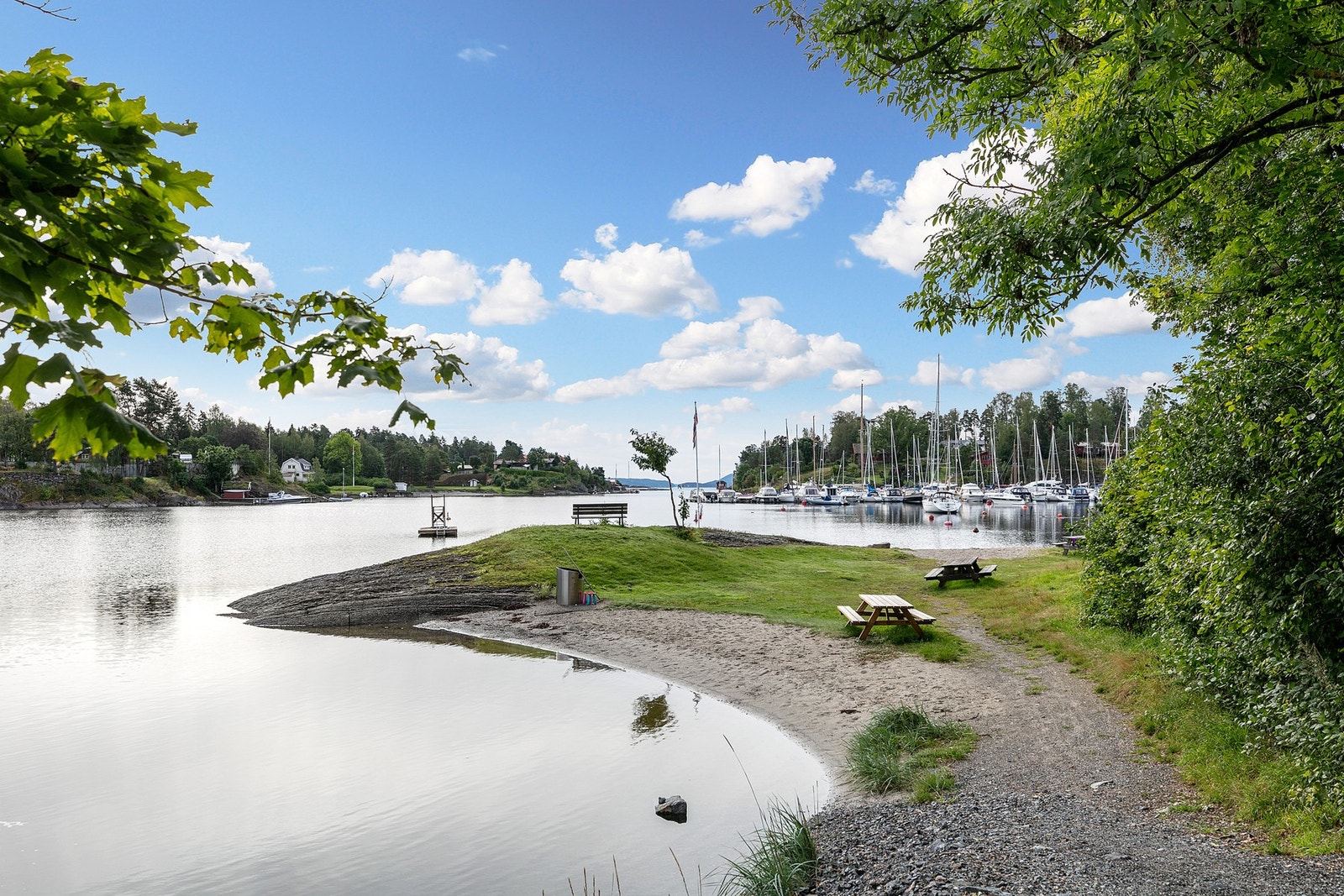 Bestemorsstranda er en av flere flotte badestrender innen gangavstand fra huset Galleribilde