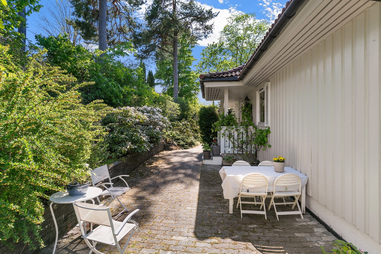 Uteplassen ved det steinsatte inngangspartiet har fin morgensol, og plass for hyggelig møblering Galleribilde