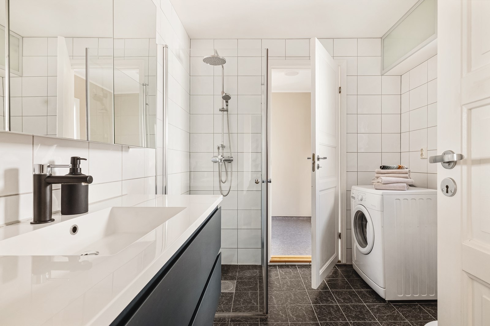 - Helfliset bad med behagelig varme i gulv - Galleribilde