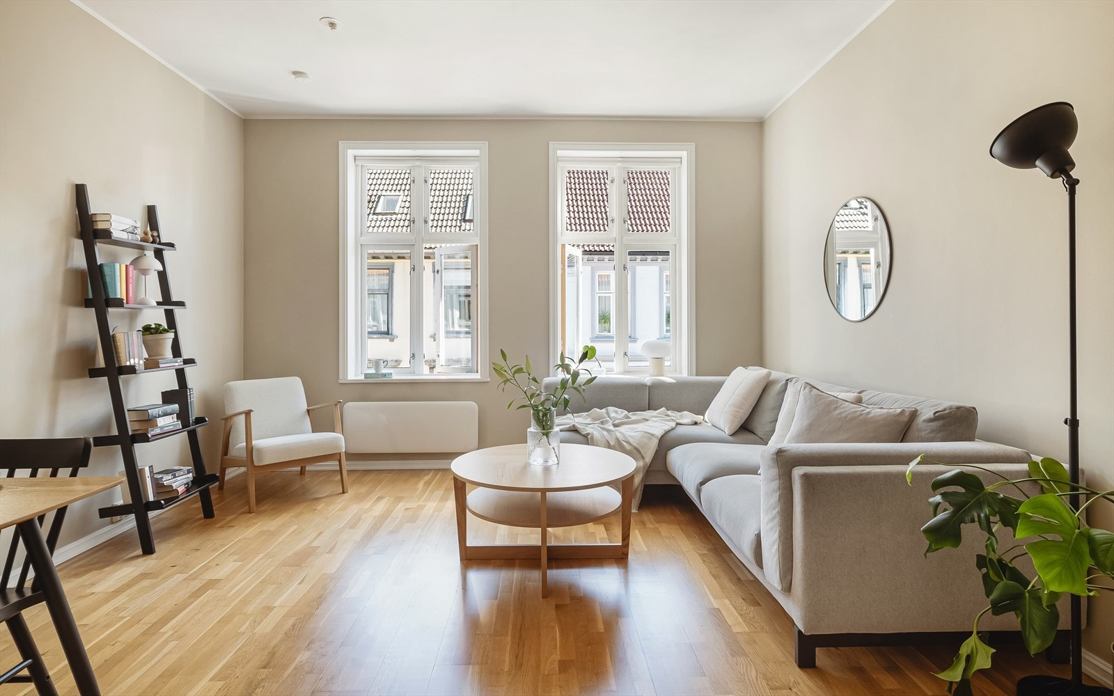 - Stuen er av god størrelse og måler 18,6 m² - Galleribilde