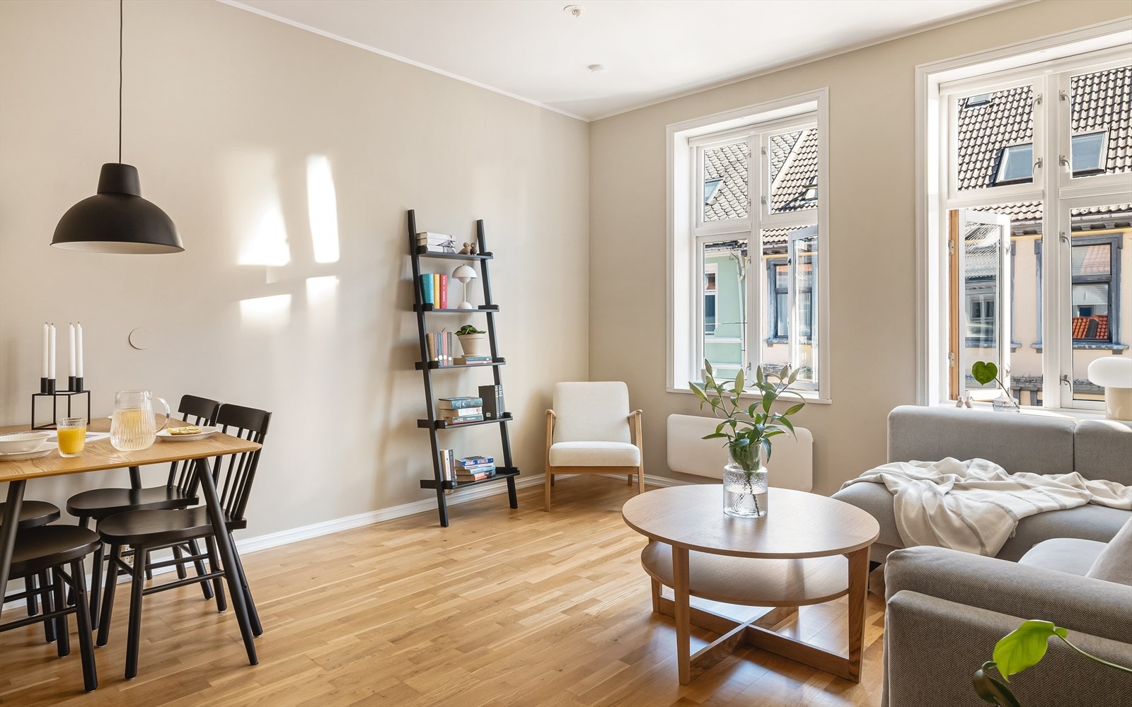 - Romslig og luftig stue med takhøyde målt opp til 2,80 meter - Galleribilde