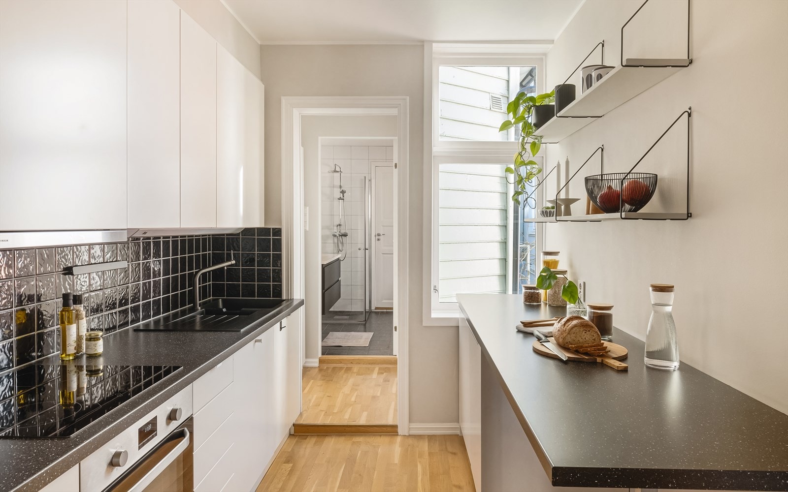 - Kjøkkenet har integrerte hvitevarer som kermaisk platetopp, stekeovn, oppvaskmaskin, kjøleskap og fryseskap til glede for nye eiere - Galleribilde