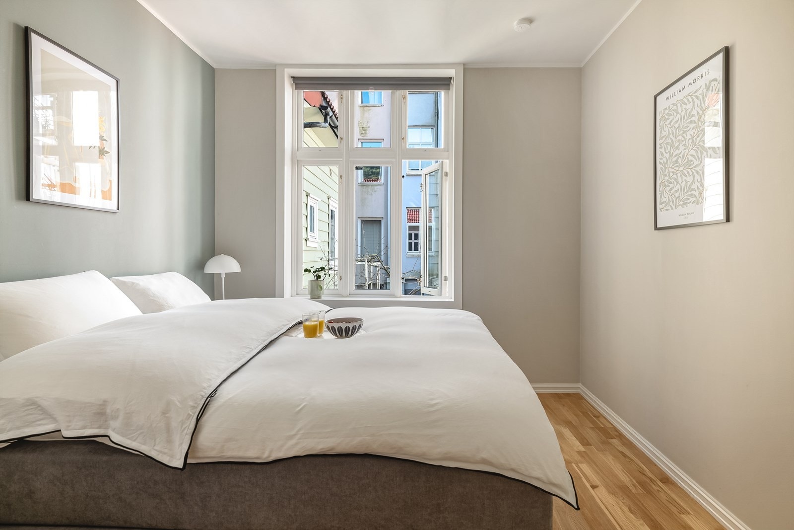 - Store vindusflater som slipper inn naturlig lys, våkn opp på en behagelig måte - Galleribilde