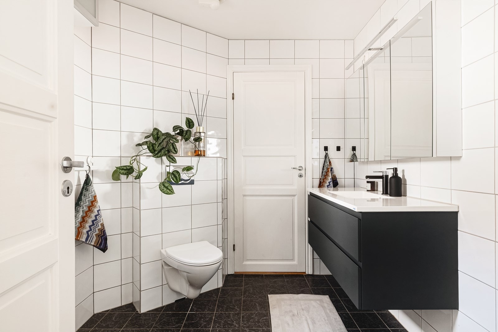 - Badet fikk nytt baderomsmøblement som vask, servant og dusjdører i 2019 - Galleribilde