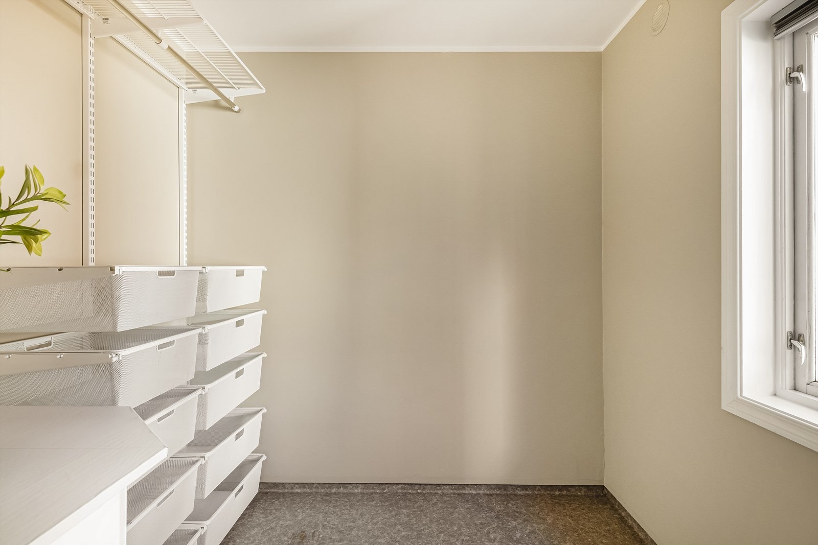 - Leiligheten har en bod i tillegg som har god plass til oppbevaring - Galleribilde