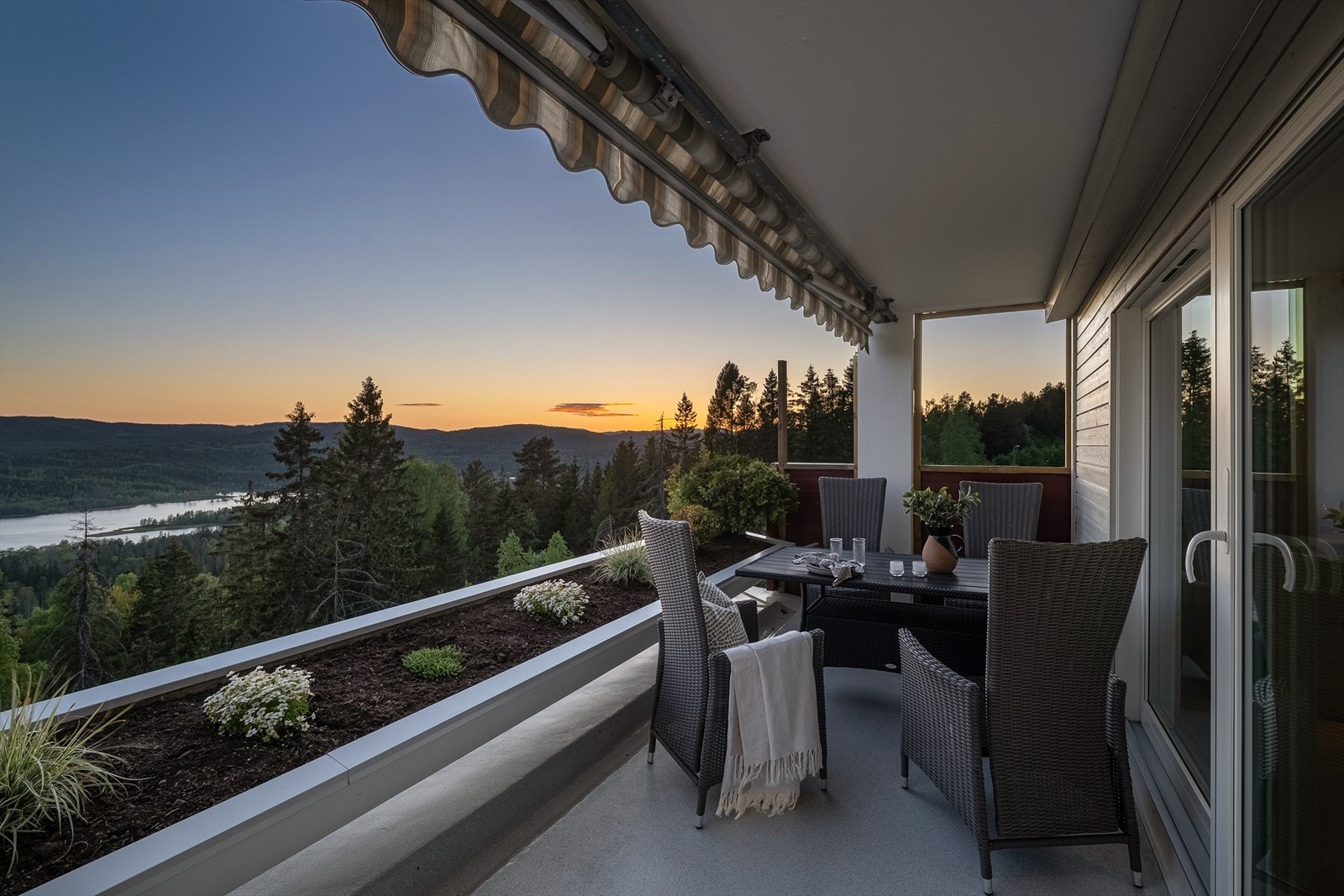 Flott solnedgang og utsikt over Bogstadvannet. Galleribilde
