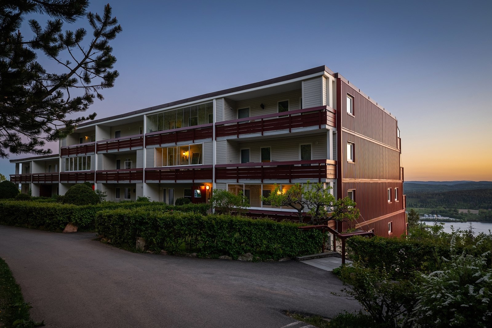 Her bor man i et rolig og veletablert område med flott utsikt. Dette er et populært, naturskjønt og barnevennlig område ved kanten av Nordmarka. Galleribilde