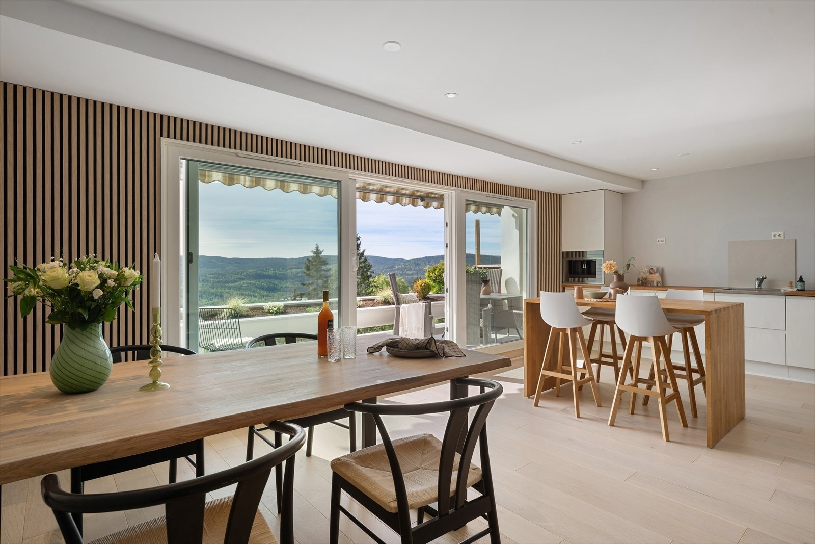 Fra stuen er det utgang til en herlig og vestvendt balkong på 11m² hvor man kan nyte solen fra ettermiddag til sen kveld. Galleribilde