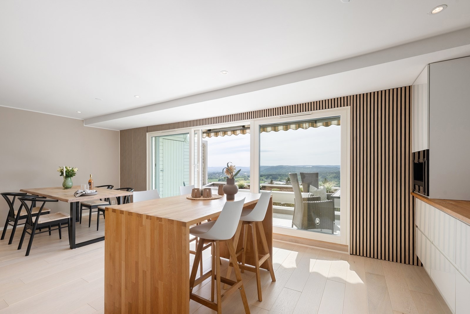 Det er god plass til spisebord i tilknytning til kjøkkenet noe som er perfekt for hyggelige sammenkomster med familie og venner! Galleribilde