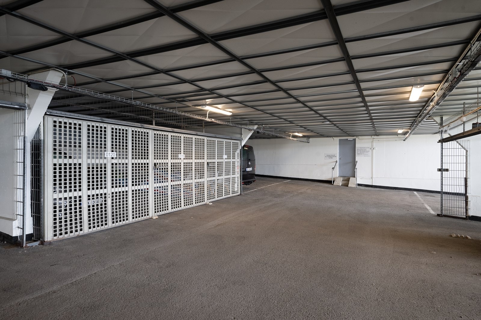Leiligheten disponerer egen garasjeplass i lukket anlegg med elbillader. Galleribilde