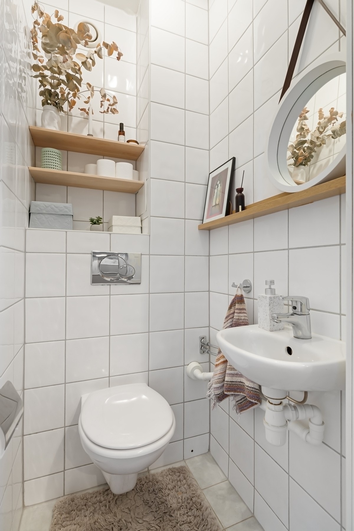 Separat WC ligger fint skjermet i gangen. WC rom er oppusset i 2009 Galleribilde
