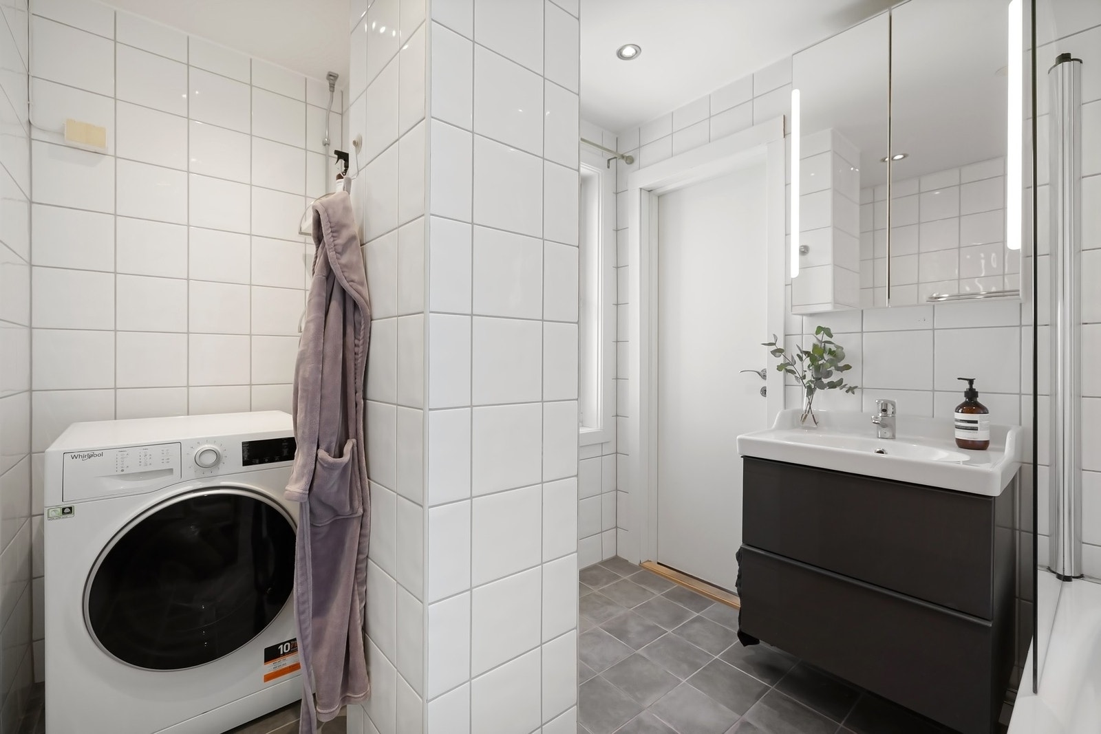Flislagte vegger og malt himling med downlights Galleribilde