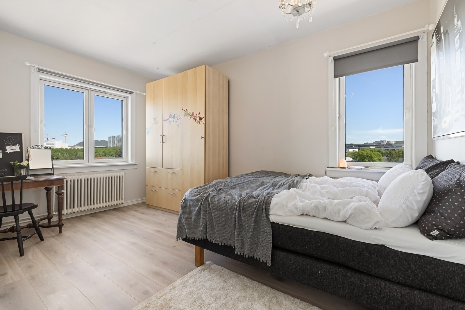 Soverom I har adkomst fra stuen og byr på god plass til både dobbeltseng og skrivebord, m.m. Galleribilde