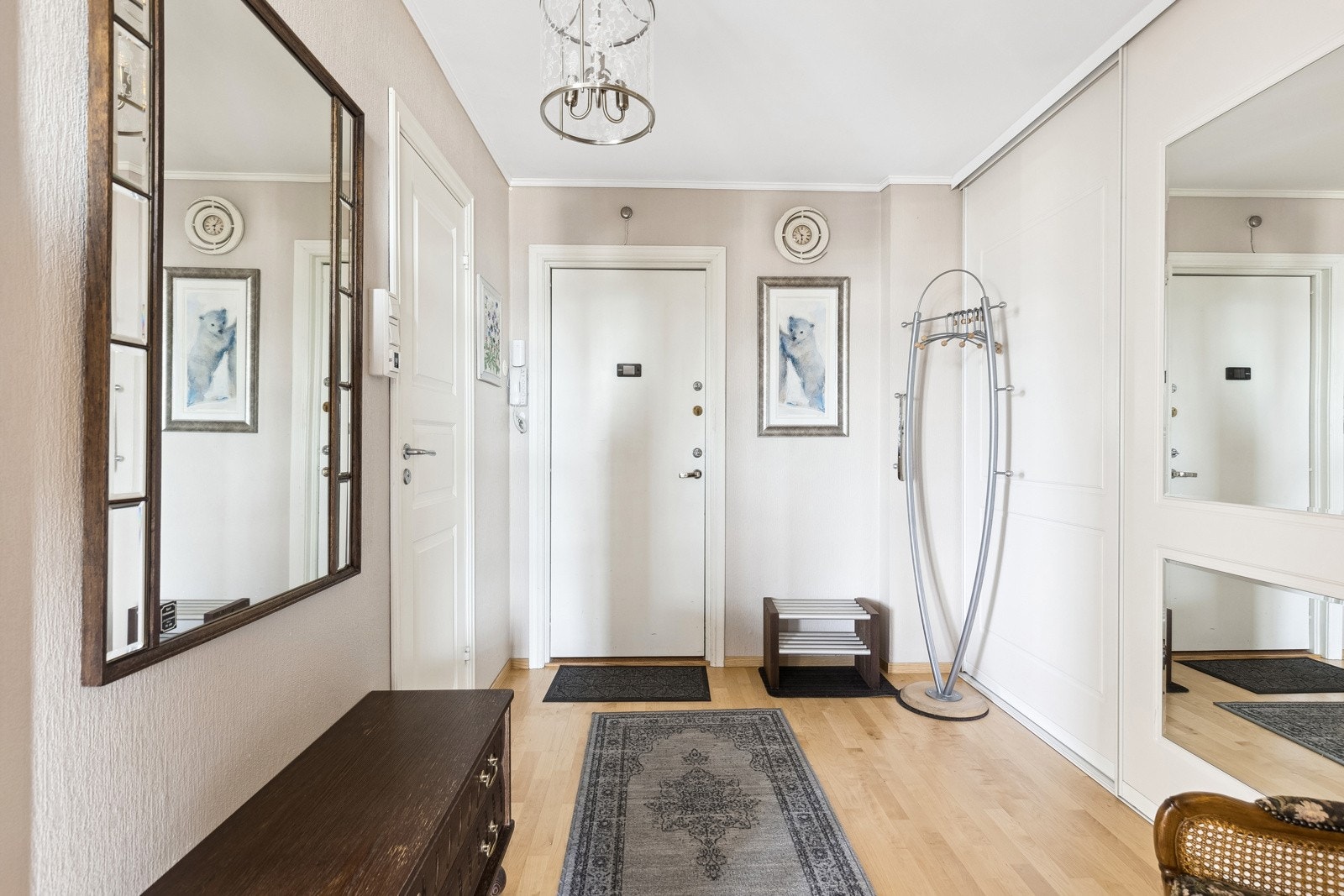 Gang med praktisk skyvedørsgarderobe - her er det god lagringsplass! Galleribilde