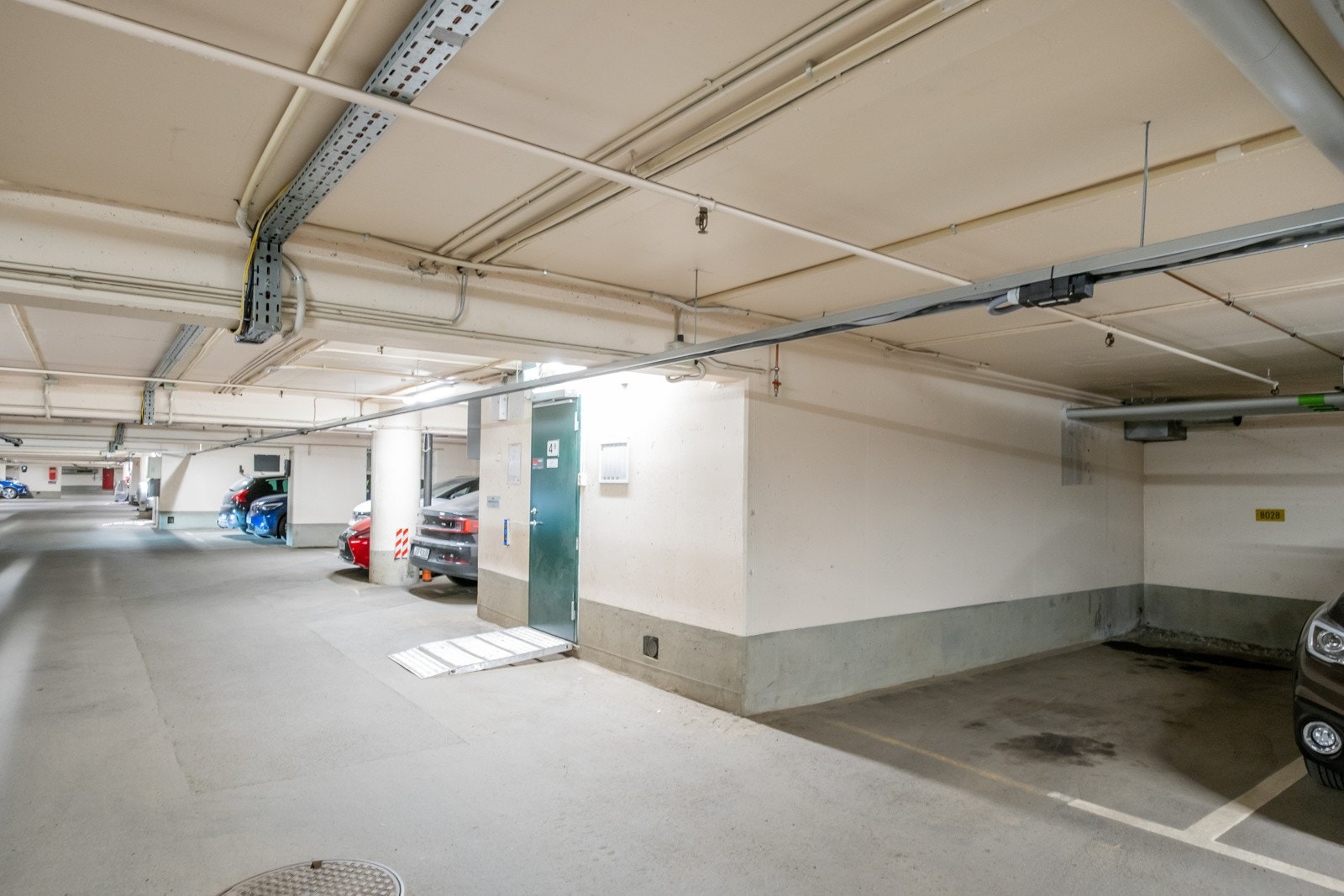 Det følger egen biloppstillingsplass til boligen. Det kan etableres lader til elbil. Galleribilde