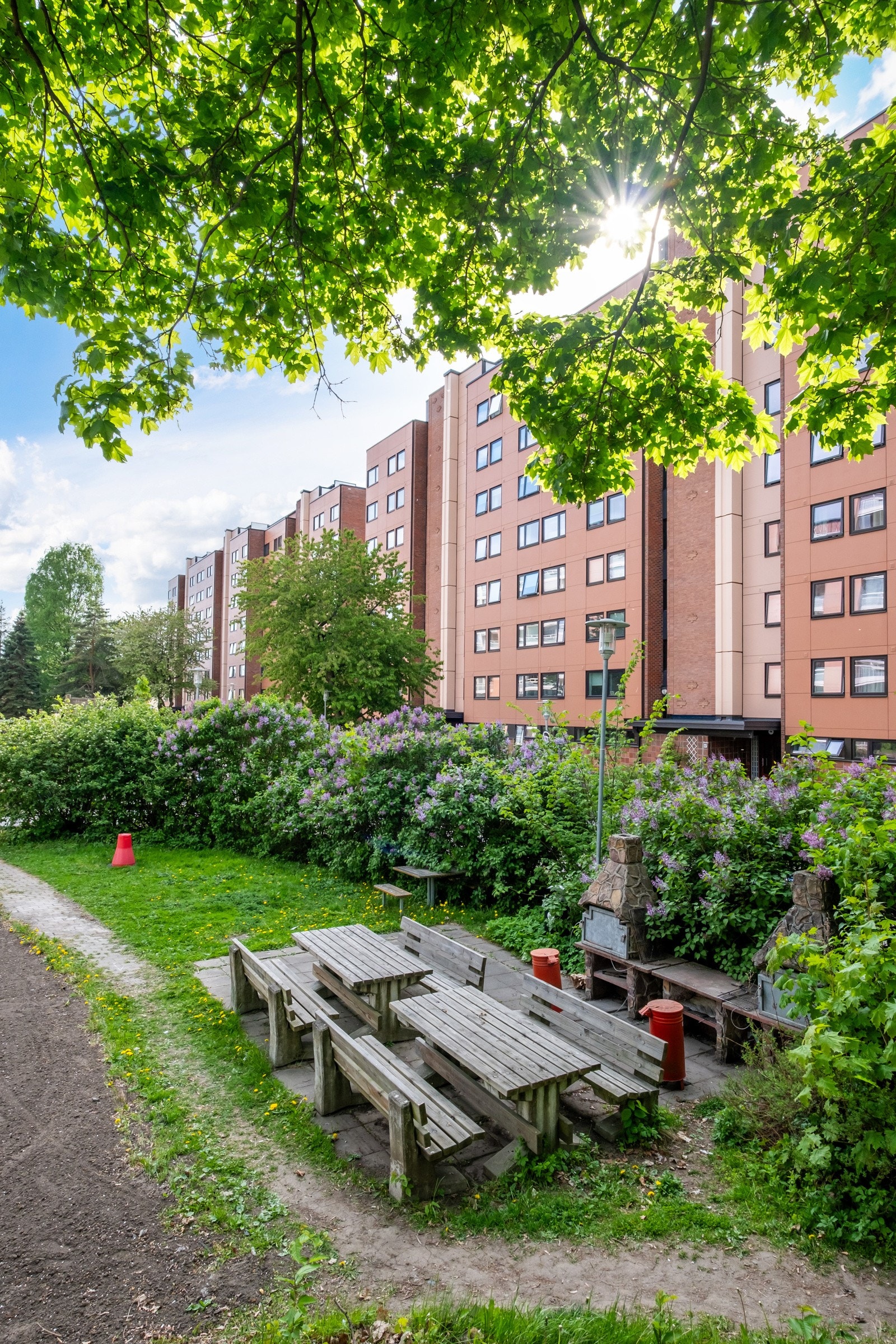 De flotte grøntområdene rundt boligen inviterer til mange gode opplevelser. Galleribilde