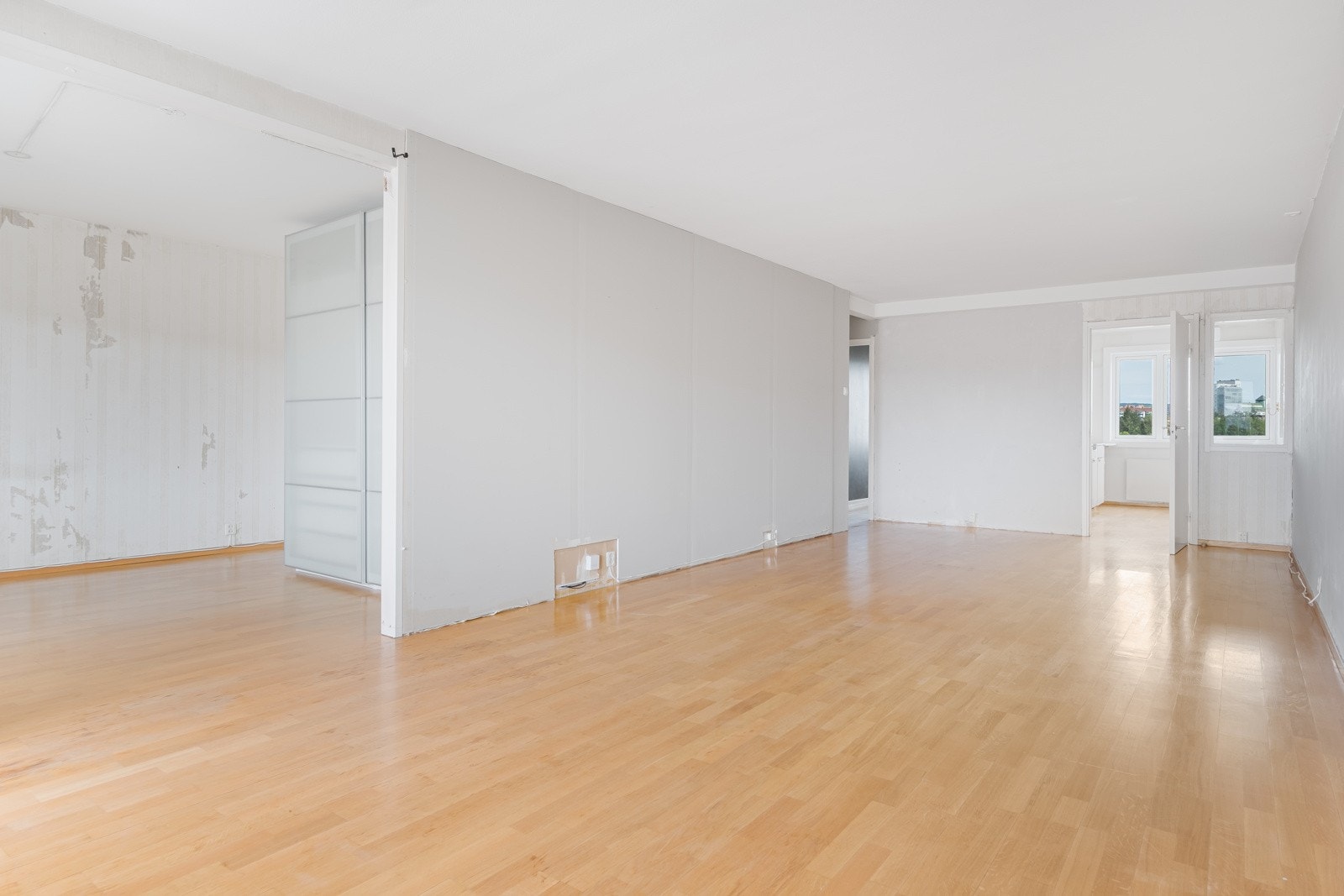 Vinkelform på stuen og spisestuen gir et naturlig skille mellom stuen og spisestuen. Galleribilde