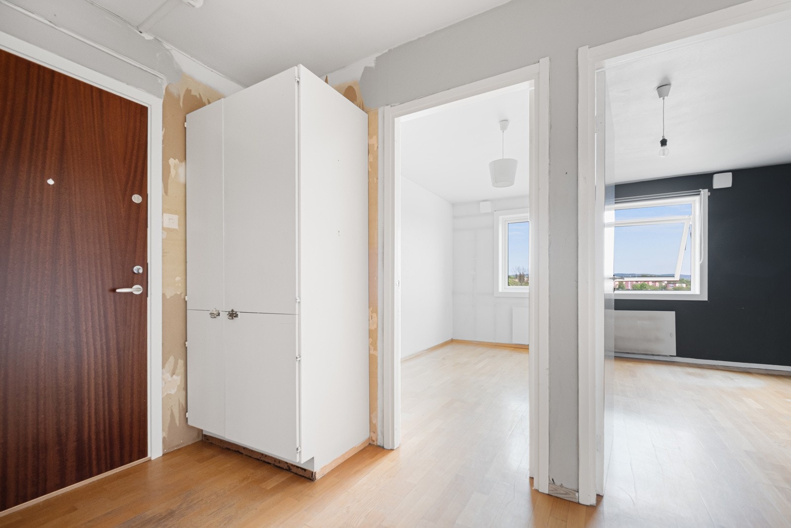 Inngangspartiet er romslig med god plass til oppbevaring av klær og sko. Galleribilde