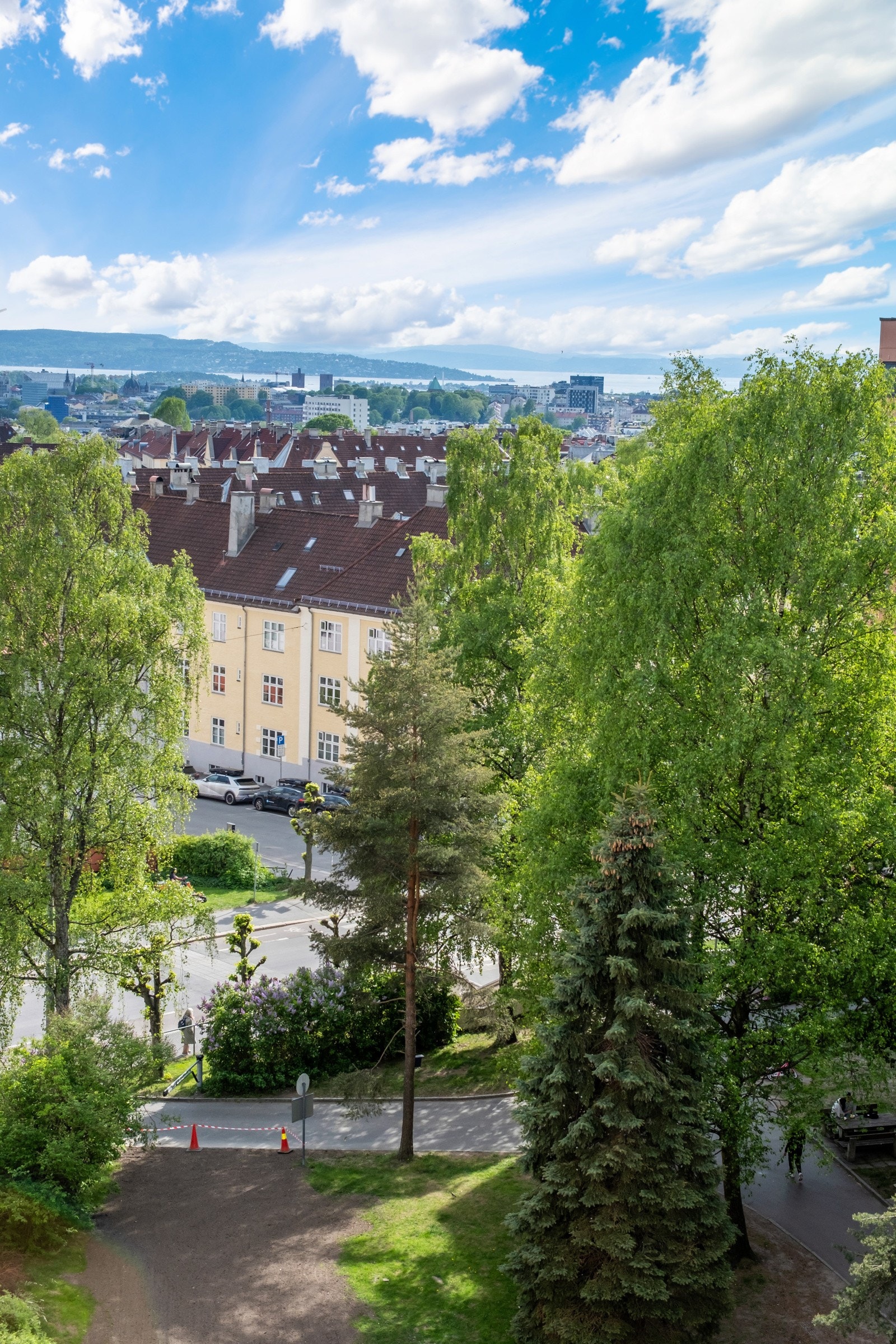 De flotte utsiktsforholdene gir en nydelig og luftig atmosfære i boligen. Galleribilde