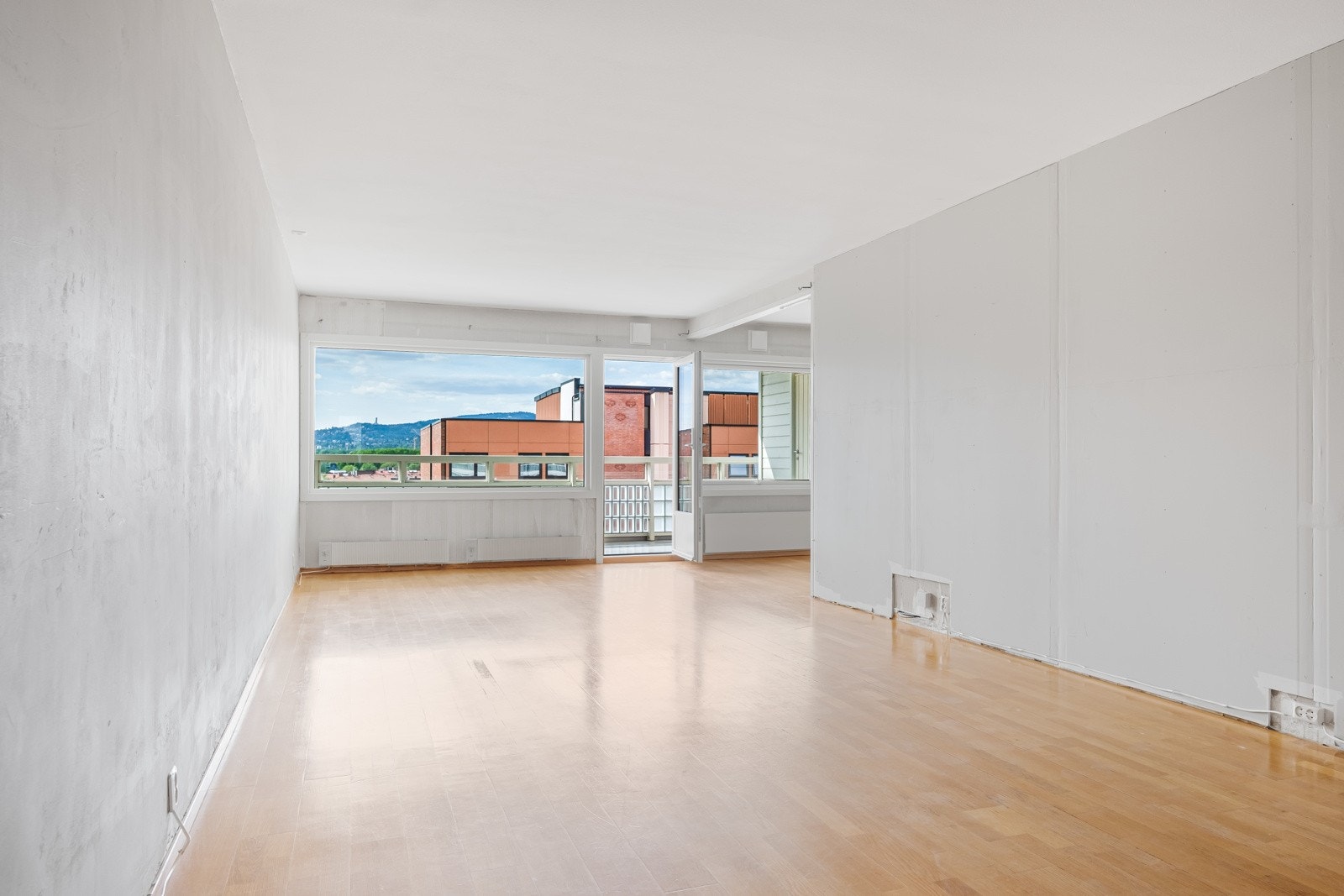 Den gode størrelsen på stuen gjør det enkelt å etablere ulike soner for både egentid og sosialt samvær. Galleribilde