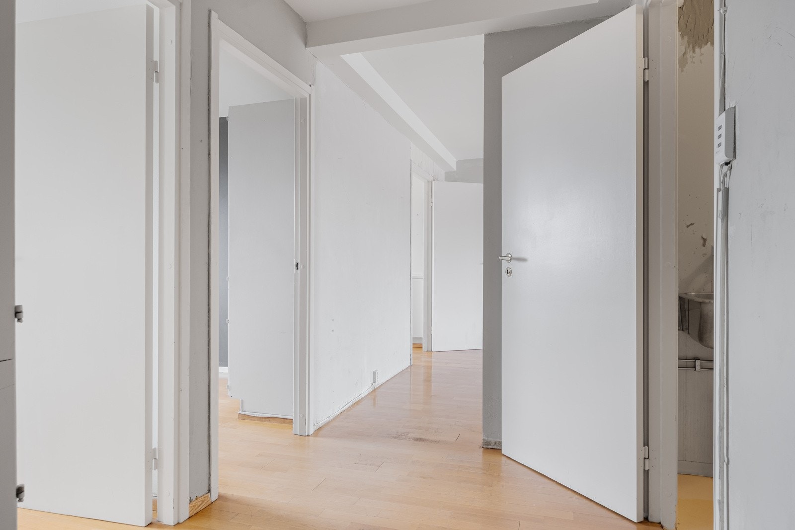 Størrelsen på boligen gjør at den enkelt kan tilpasses ulike livsfaser og et ulikt antall beboere. Galleribilde